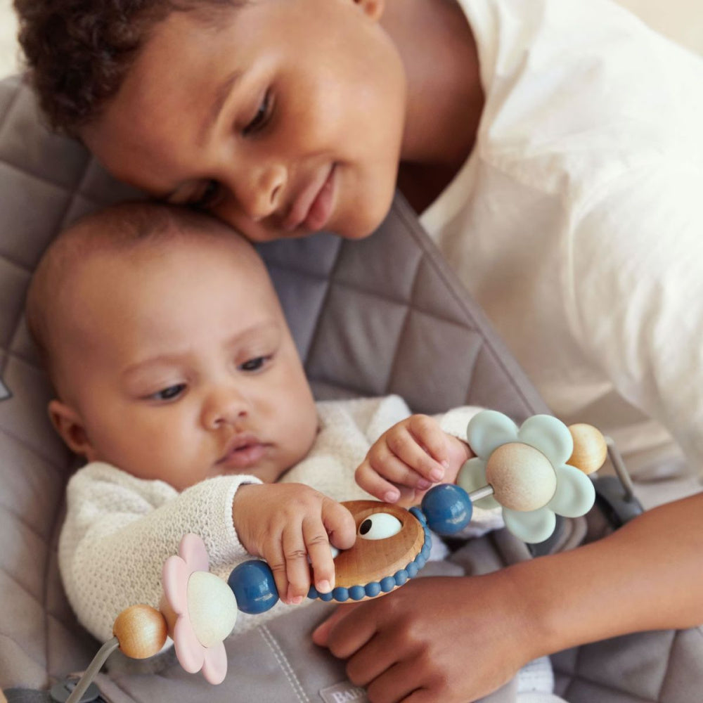 BabyBjörn - Lekebøyle til Vippestol Pastell