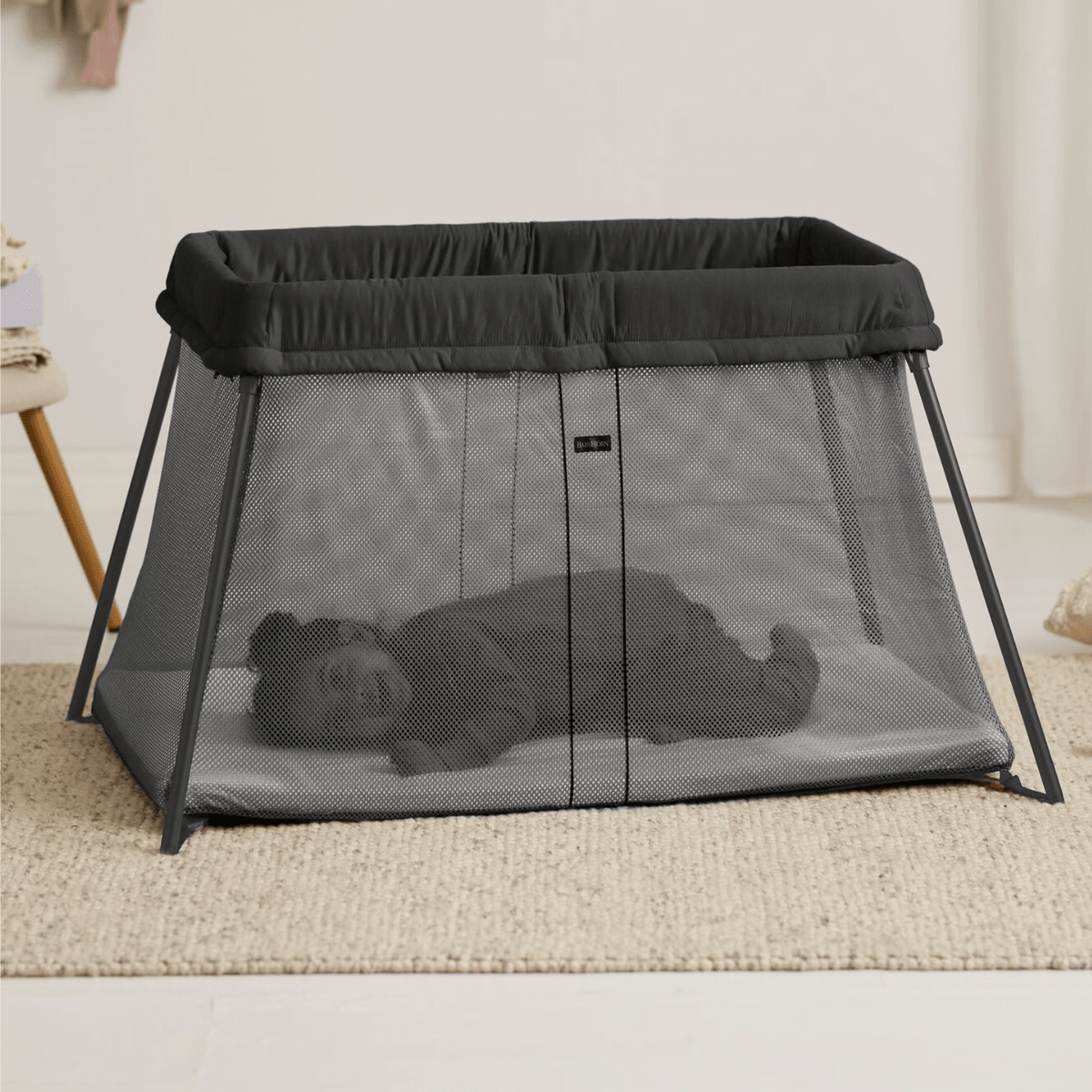 BabyBjörn - Reiseseng Light Black Mesh - Guttelus.no