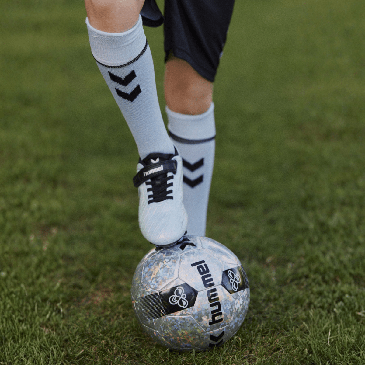 Hummel - Fotball Shimmer Black/White 4 (8-11 år) - Guttelus.no