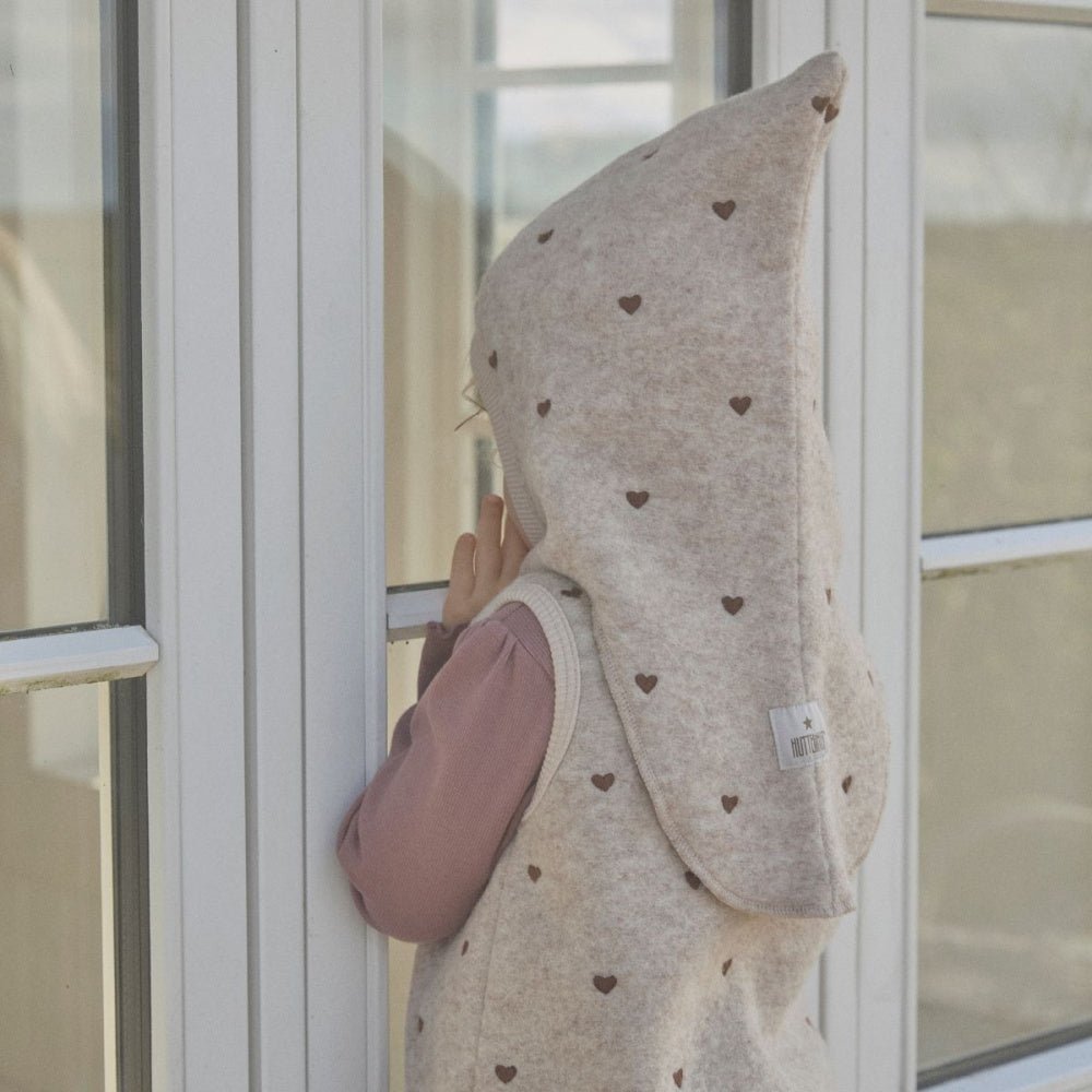 Huttelihut - Balaclava Ull Broderte Hjerter Sand Melange - Guttelus.no
