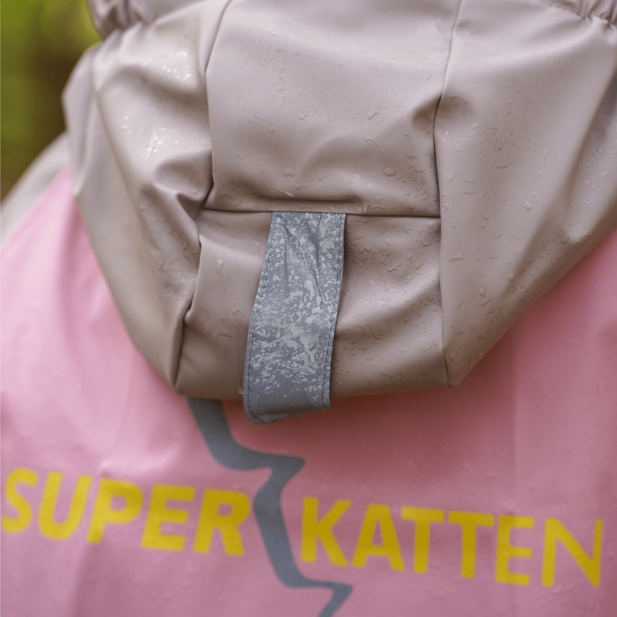 Kattnakken - Vinterregndress Slaps Lys Bark - Guttelus