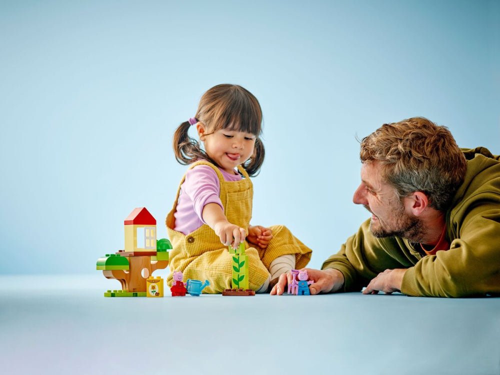 LEGO - Duplo Peppa Gris med hage og trehytte - Guttelus