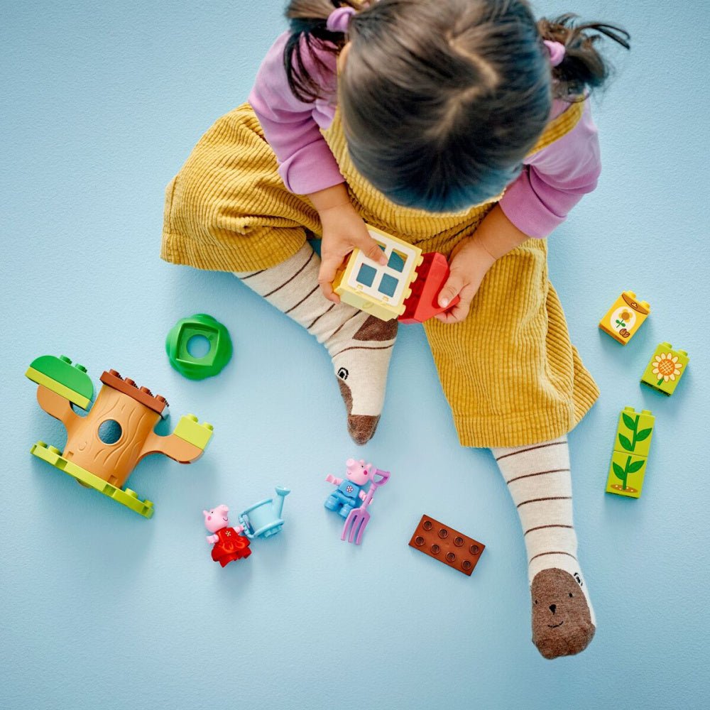 LEGO - Duplo Peppa Gris med hage og trehytte - Guttelus