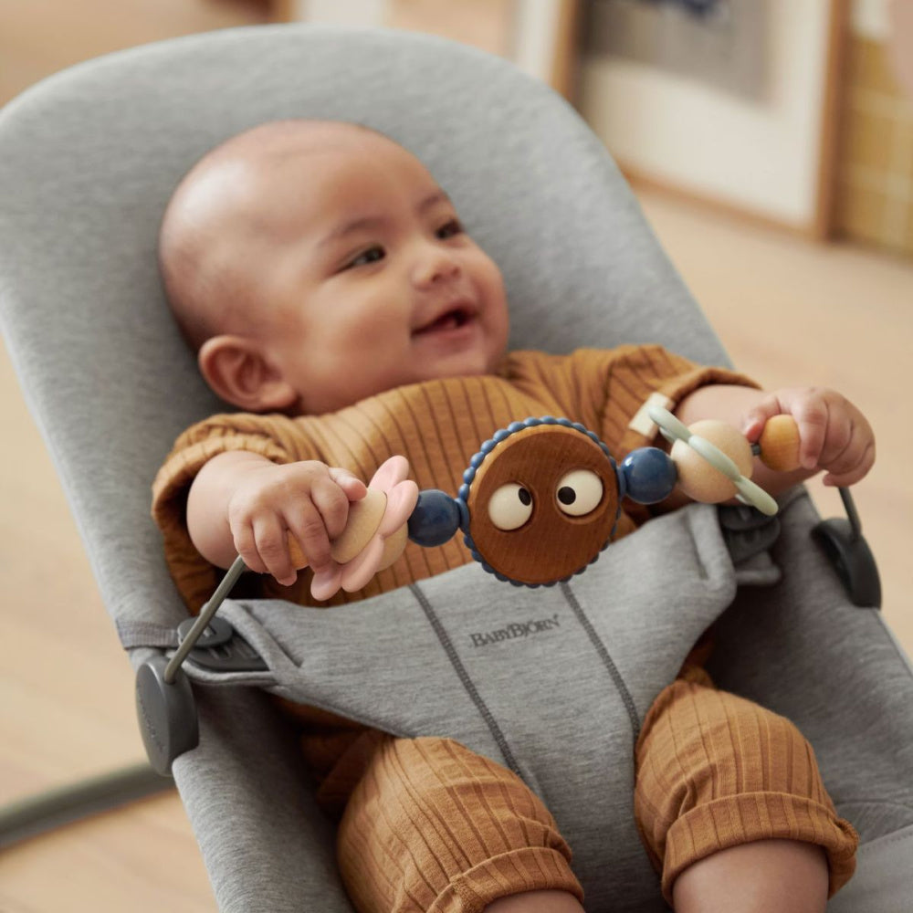 BabyBjörn - Lekebøyle til Vippestol Pastell