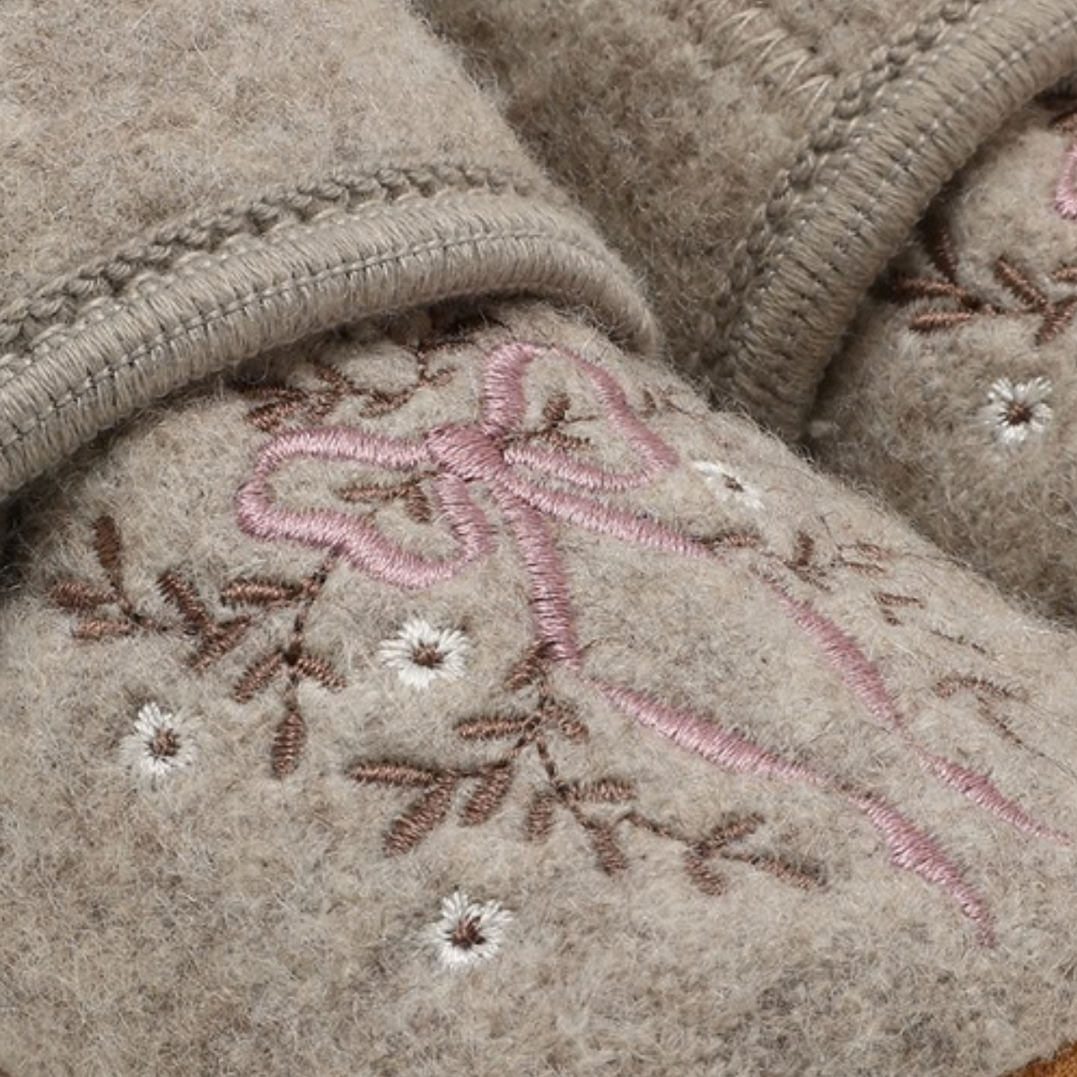 En Fant - Ulltøfler med Broderi Sløyfe Sand Melange