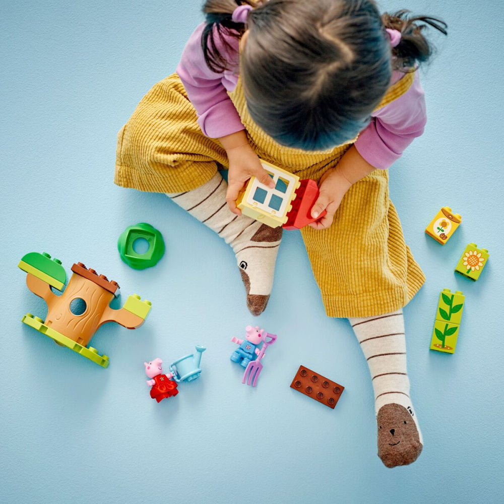 LEGO - Duplo Peppa Gris med hage og trehytte
