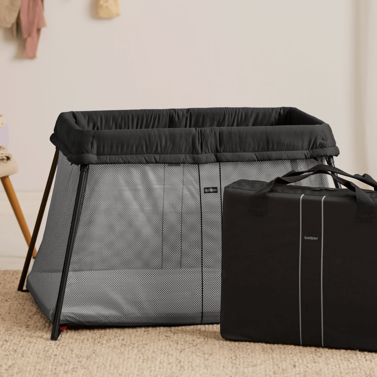 BabyBjörn - Reiseseng Light Black Mesh - Guttelus.no