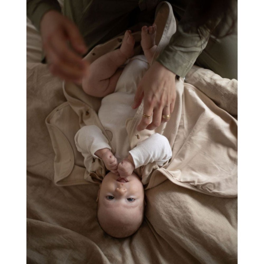 Easygrow - Swaddle Svøpepose Knopp Offwhite - Guttelus.no