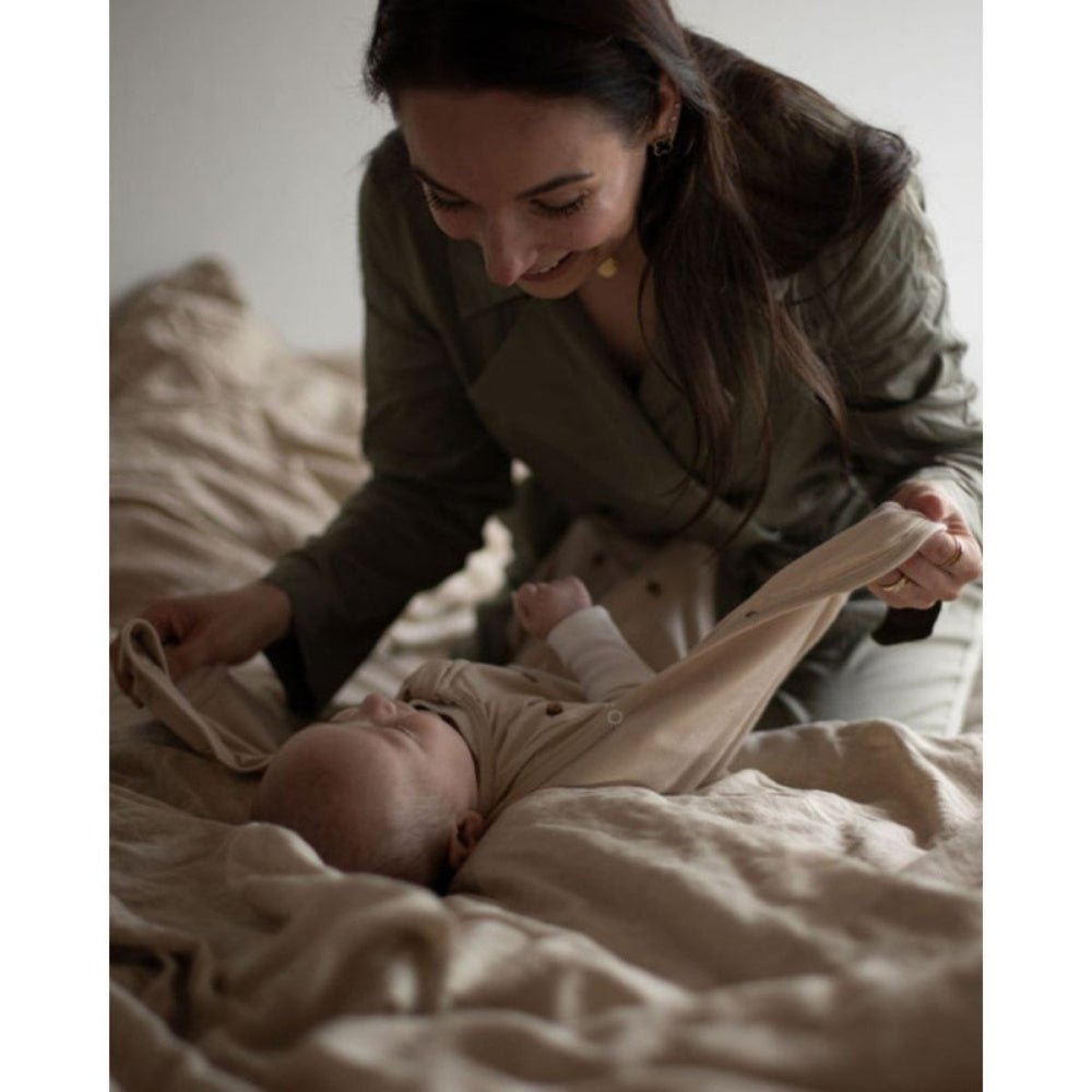 Easygrow - Swaddle Svøpepose Knopp Offwhite - Guttelus.no