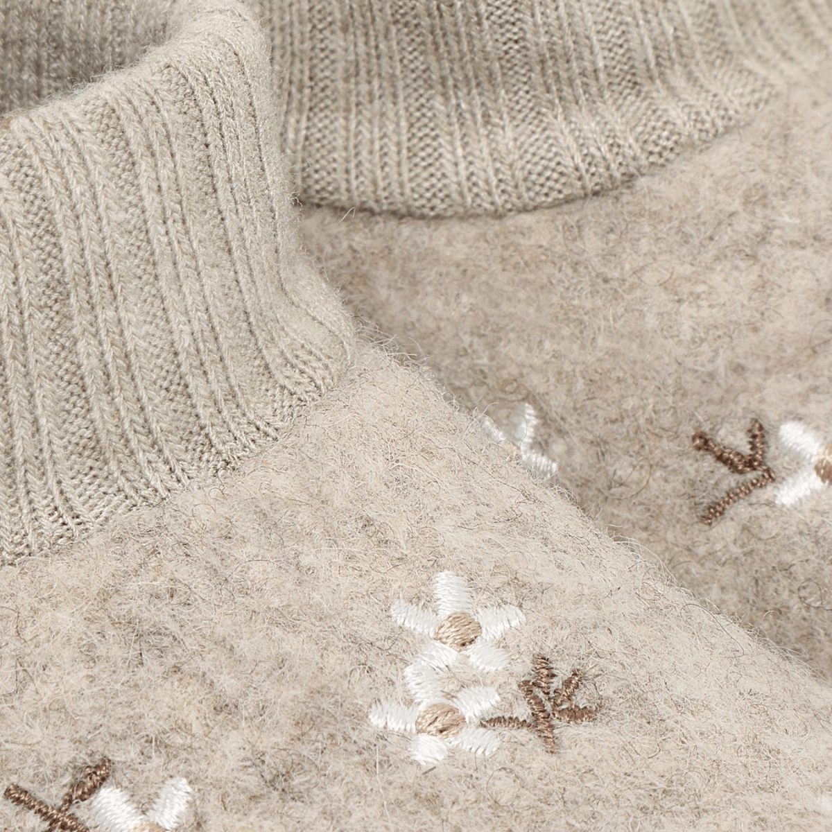 En Fant - Ulltøfler med Broderi Blomst Sand Melange - Guttelus