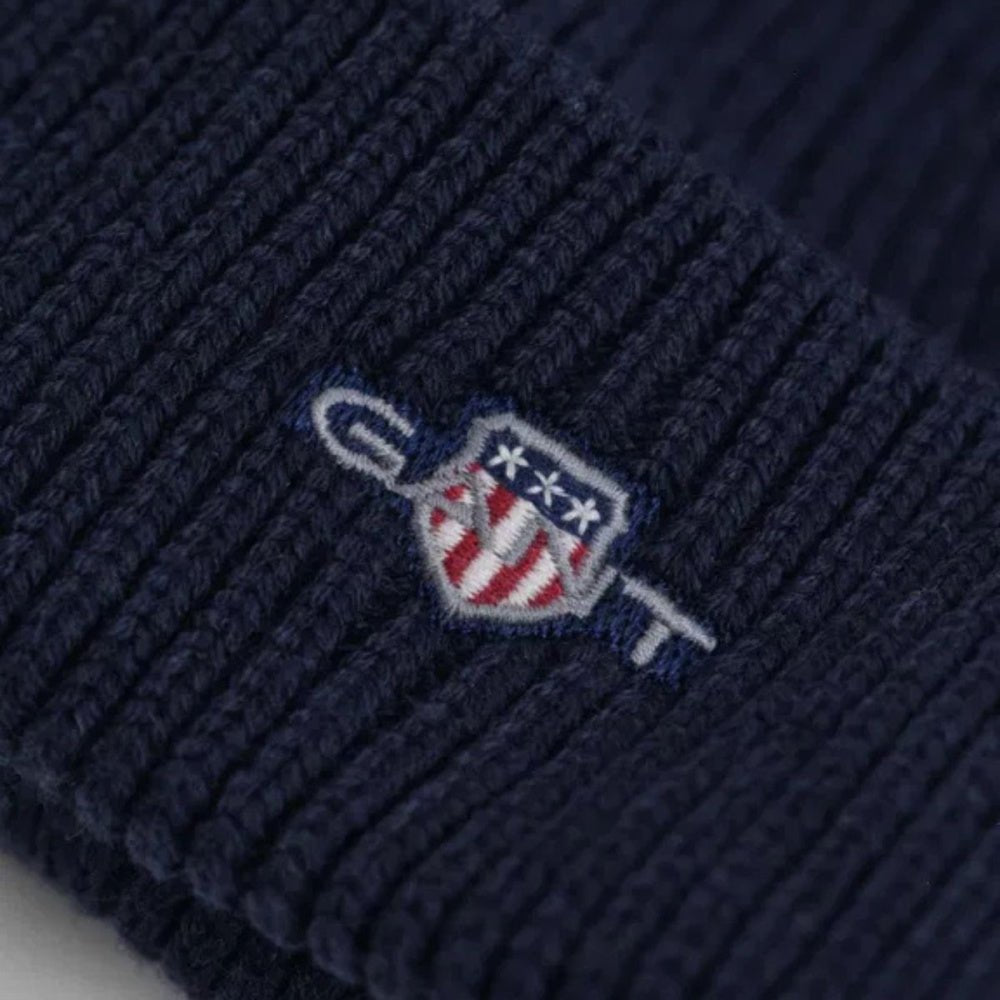 Gant - Lue Small Archive Shield Beanie Evening Blue - Guttelus.no