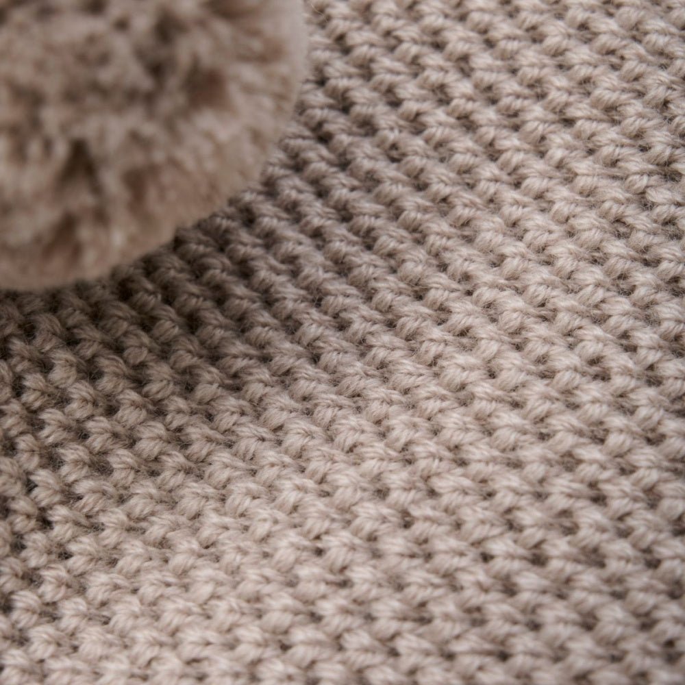 Huttelihut - Balaclava Strikket Ull Pompoms Camel Melange - Guttelus.no