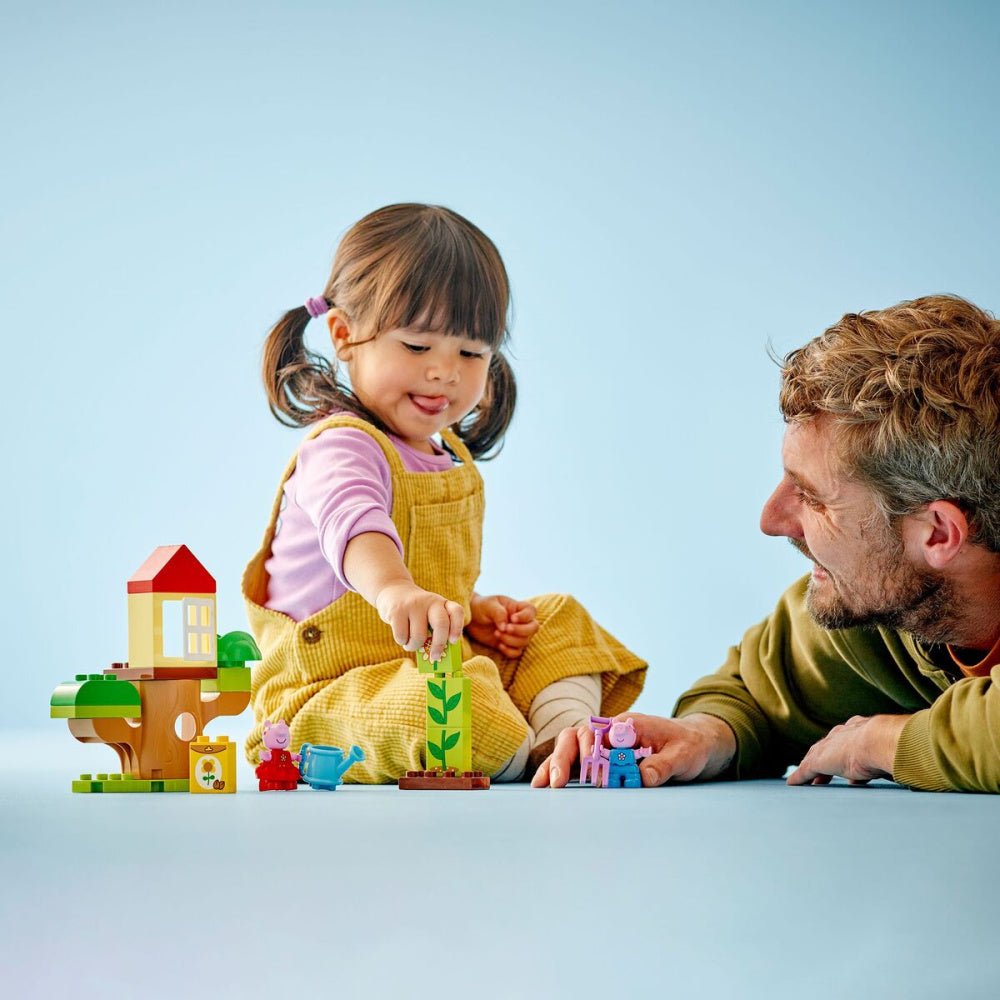 LEGO - Duplo Peppa Gris med hage og trehytte - Guttelus