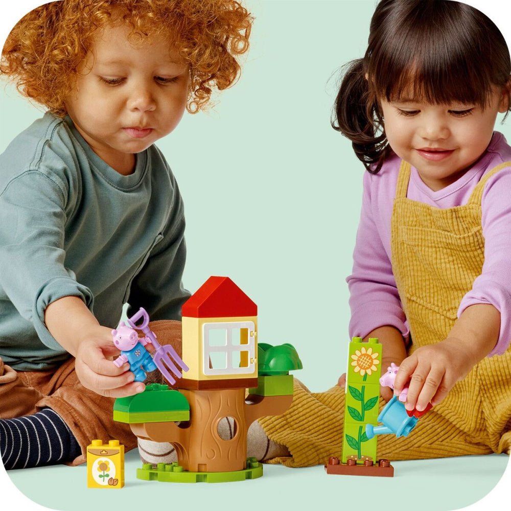 LEGO - Duplo Peppa Gris med hage og trehytte - Guttelus